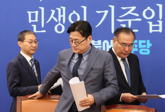 홍익표 더불어민주당 원내대표가 7일 국회 본청에서 열린 당 원내대책회의에 참석하고 있다. 왼쪽부터 김성주 정책위 수석부의장, 홍 원내대표, 이개호 정책위의장.<연합뉴스>